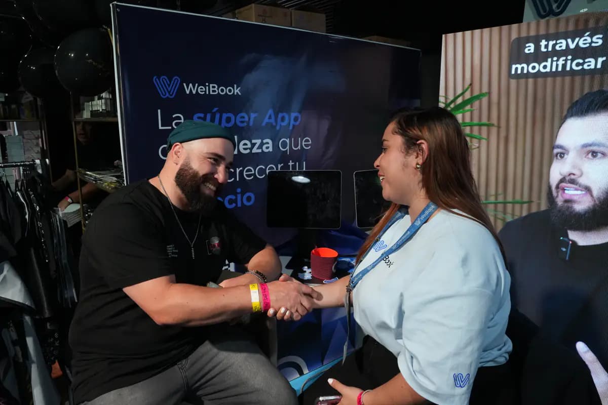 Client greets a WeiBook advisor at a trade fair in Argentina