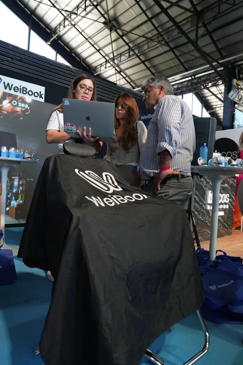 WeiBook advisor shows the platform to visitors in Argentina