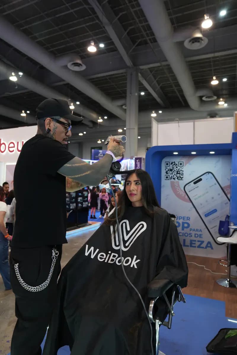 Portrait of a stylist working on a model’s hair live with WeiBook in Mexico