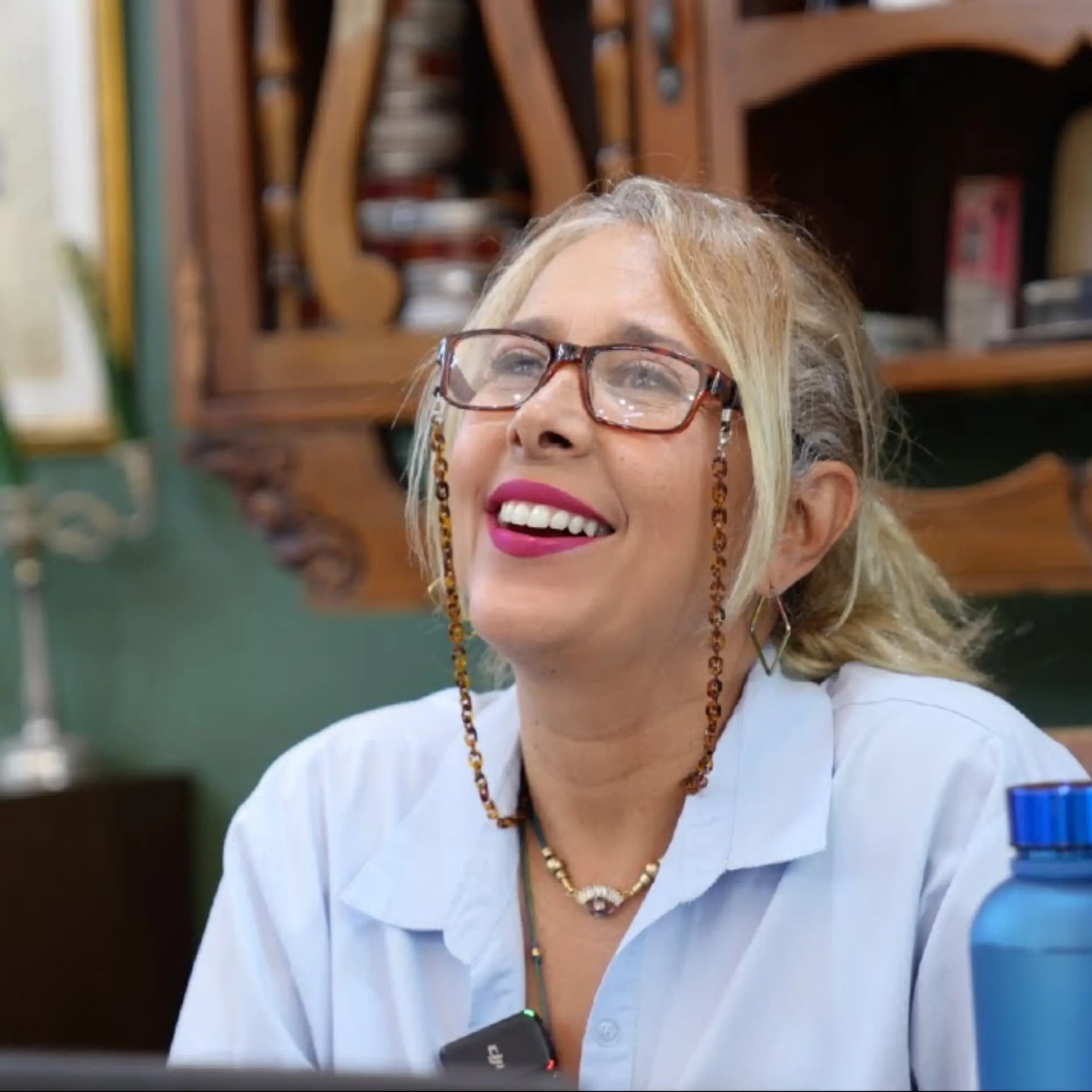 Arelis Salon client shares her experience using Weibook