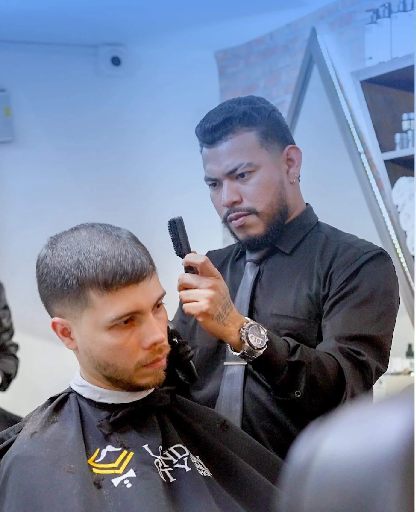 Professional barber ready to cut hair in barbershop managed with Weibook