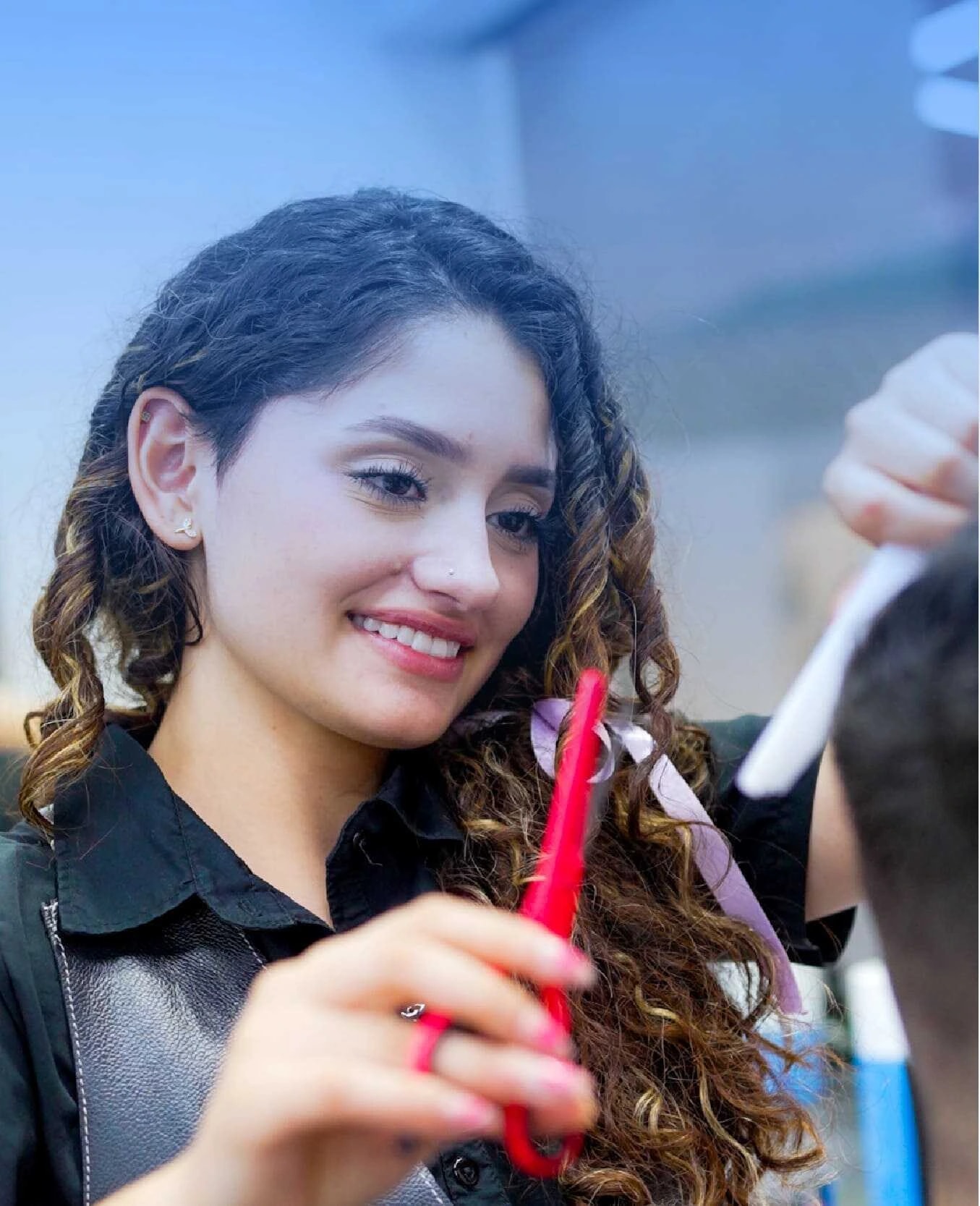 Smiling woman representing satisfied clients of beauty salons managed with Weibook